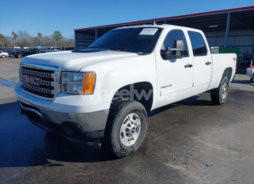 Photo 2 of 2013 Gmc Sierra 2500HD SLE (VIN 1GT120C83DF106056)