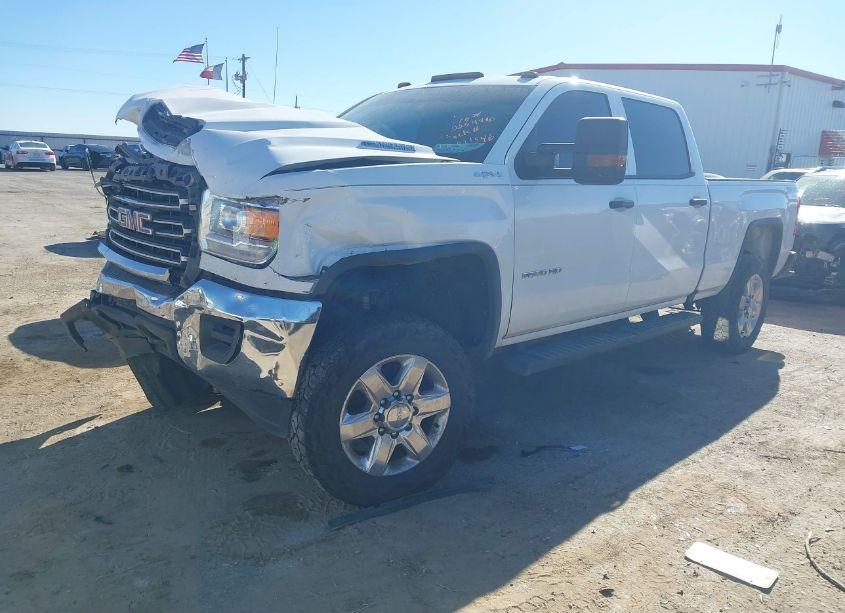 Photo 2 of 2018 Gmc Sierra 2500HD (VIN 1GT12REY5JF225496)