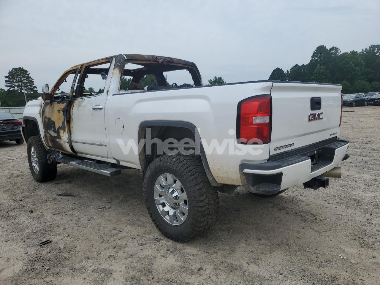 Photo 2 of 2019 GMC SIERRA K2500 DENALI (VIN 1GT12SEYXKF251312)