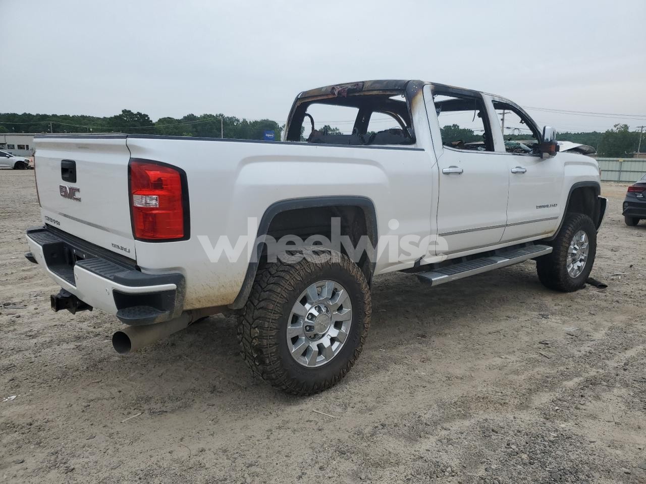 Photo 3 of 2019 GMC SIERRA K2500 DENALI (VIN 1GT12SEYXKF251312)