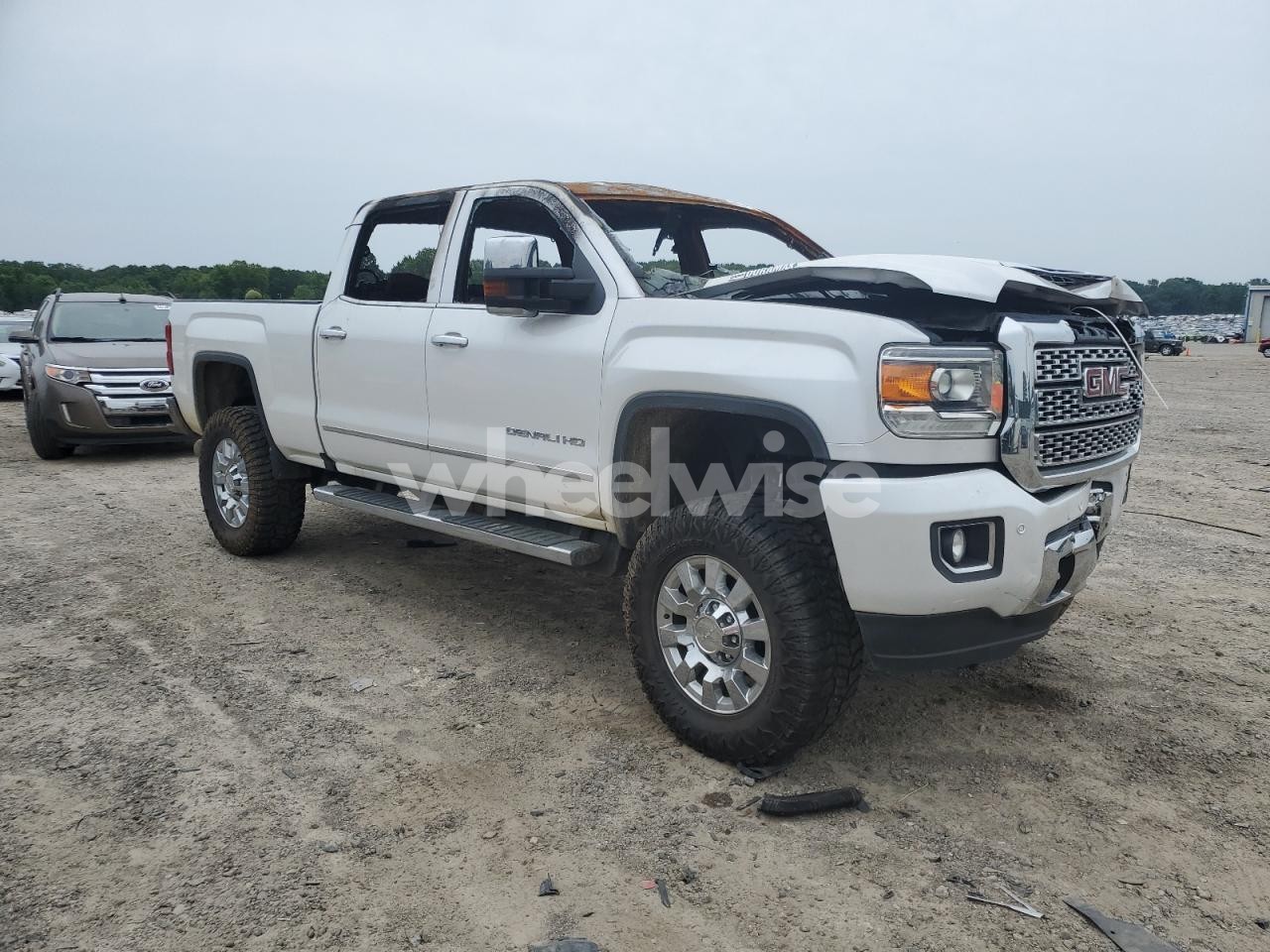 Photo 4 of 2019 GMC SIERRA K2500 DENALI (VIN 1GT12SEYXKF251312)