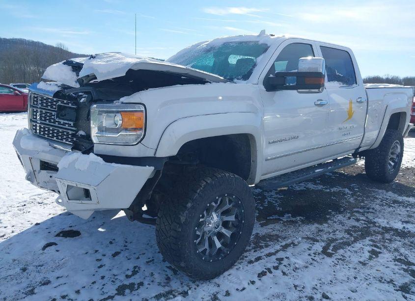 Photo 2 of 2018 Gmc Sierra 2500HD DENALI (VIN 1GT12UEY4JF167593)