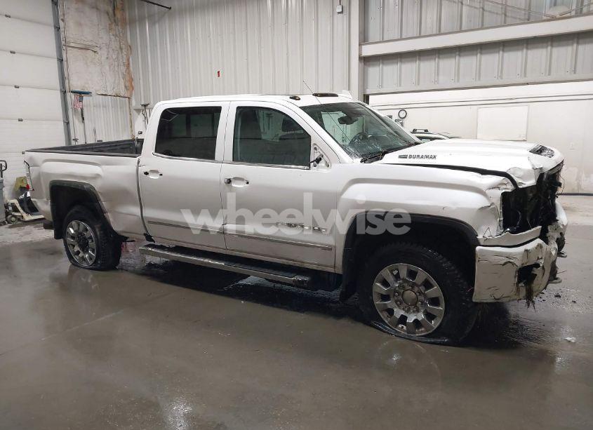 Photo 13 of 2018 Gmc Sierra 2500HD DENALI (VIN 1GT12UEY7JF209500)