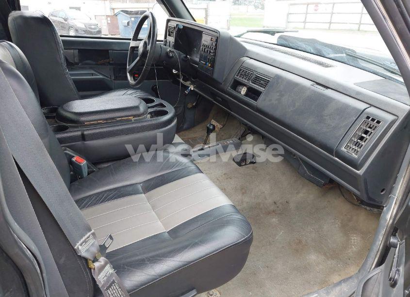 Photo 5 of 1988 Gmc Gmt-400 K1500 (VIN 1GTDK14K7JZ536955)