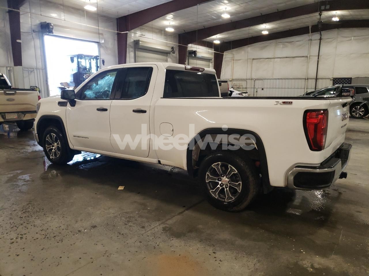 Photo 2 of 2023 GMC SIERRA K1500 (VIN 1GTRUAED2PZ242520)