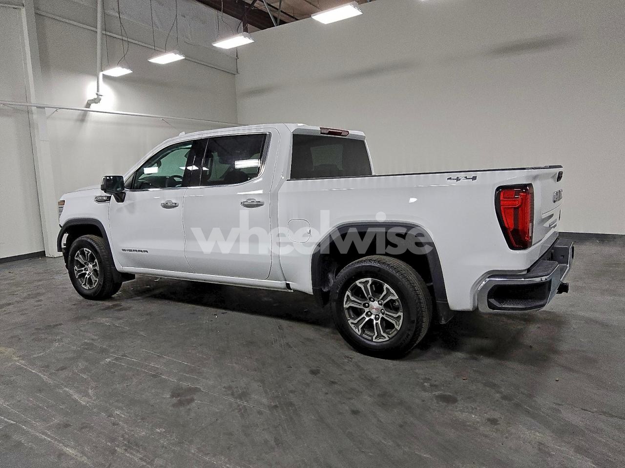 Photo 2 of 2026 GMC SIERRA K1500 SLT (VIN 1GTUUDED9TZ139682)