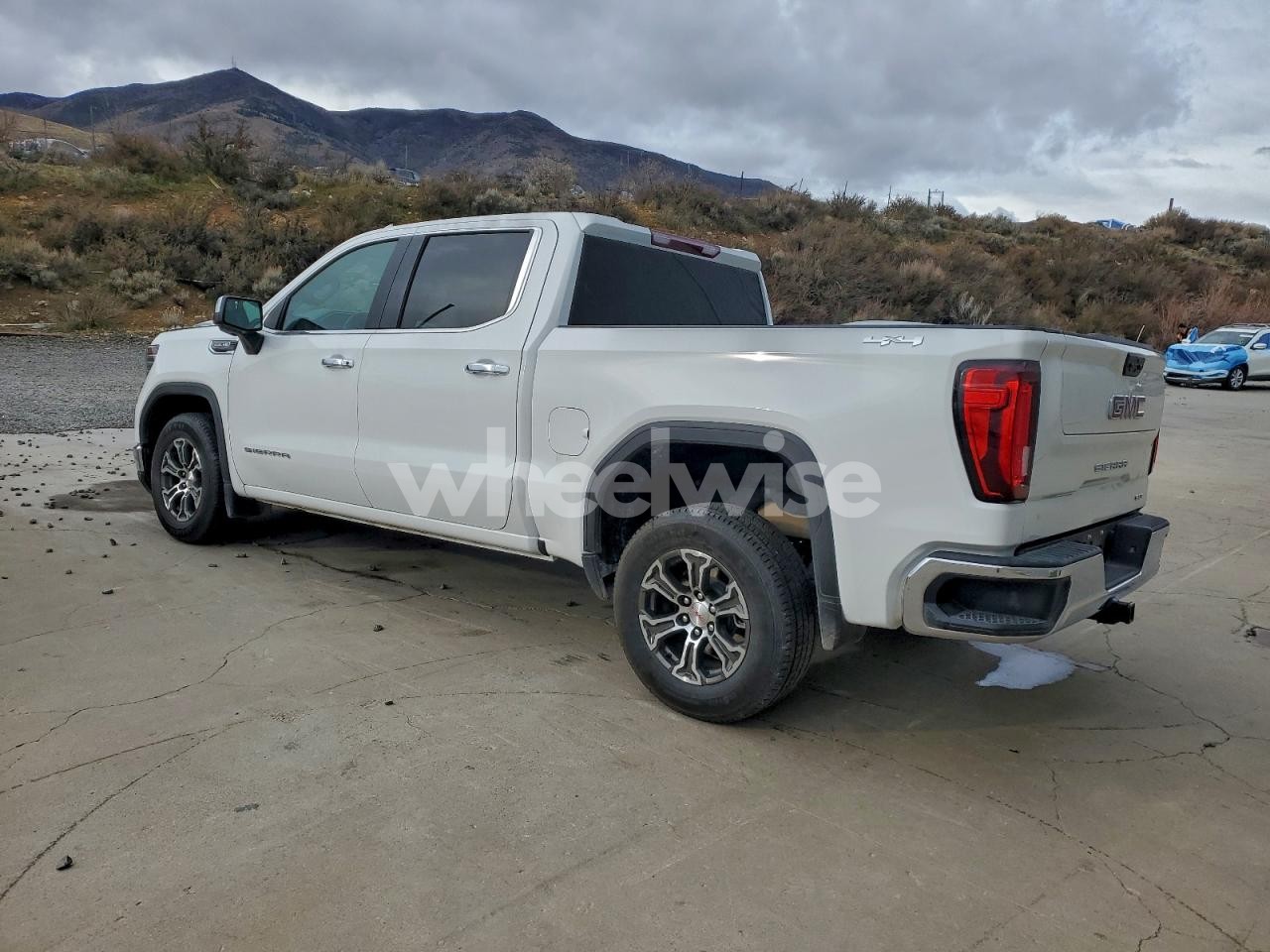 Photo 2 of 2025 GMC SIERRA K1500 SLT (VIN 1GTUUDEDXSZ231401)