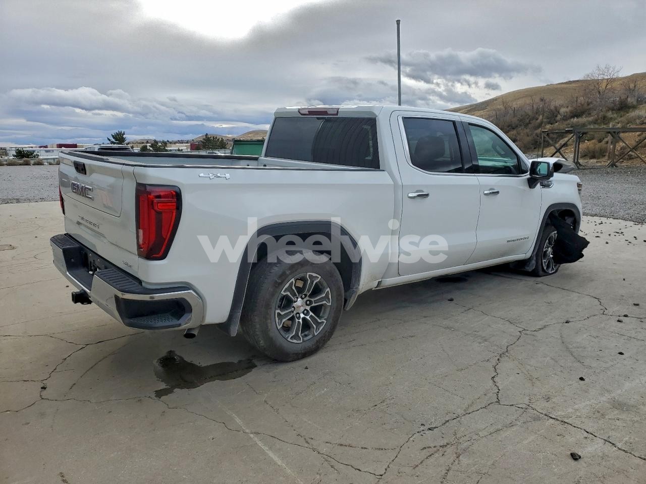 Photo 3 of 2025 GMC SIERRA K1500 SLT (VIN 1GTUUDEDXSZ231401)