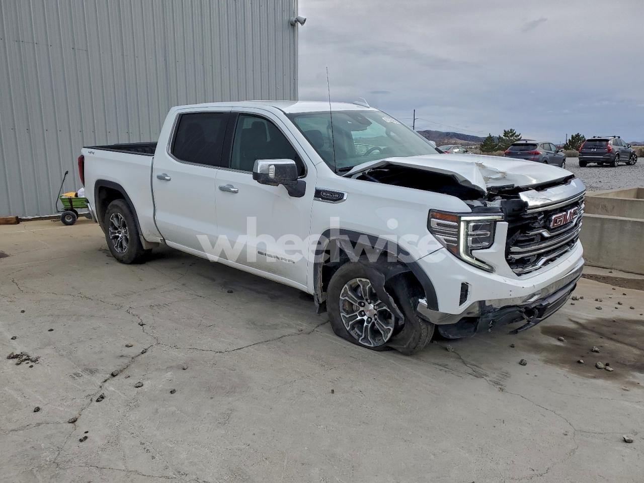 Photo 4 of 2025 GMC SIERRA K1500 SLT (VIN 1GTUUDEDXSZ231401)