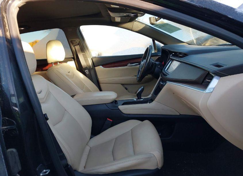 Photo 5 of 2017 Cadillac Xt5 LUXURY (VIN 1GYKNBRS0HZ105570)