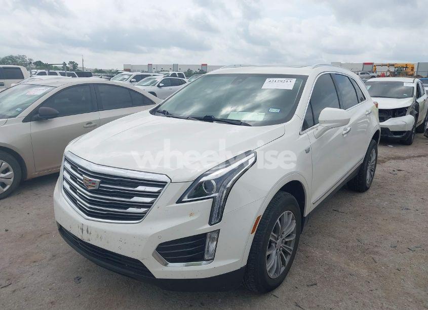 Photo 2 of 2019 Cadillac Xt5 LUXURY (VIN 1GYKNCRSXKZ286643)