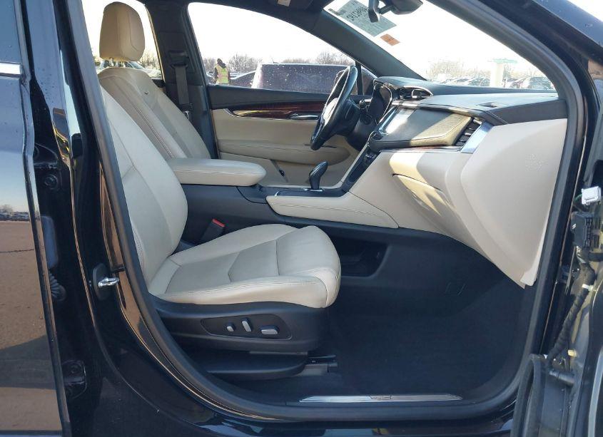 Photo 5 of 2018 Cadillac Xt5 LUXURY (VIN 1GYKNDRS1JZ243653)