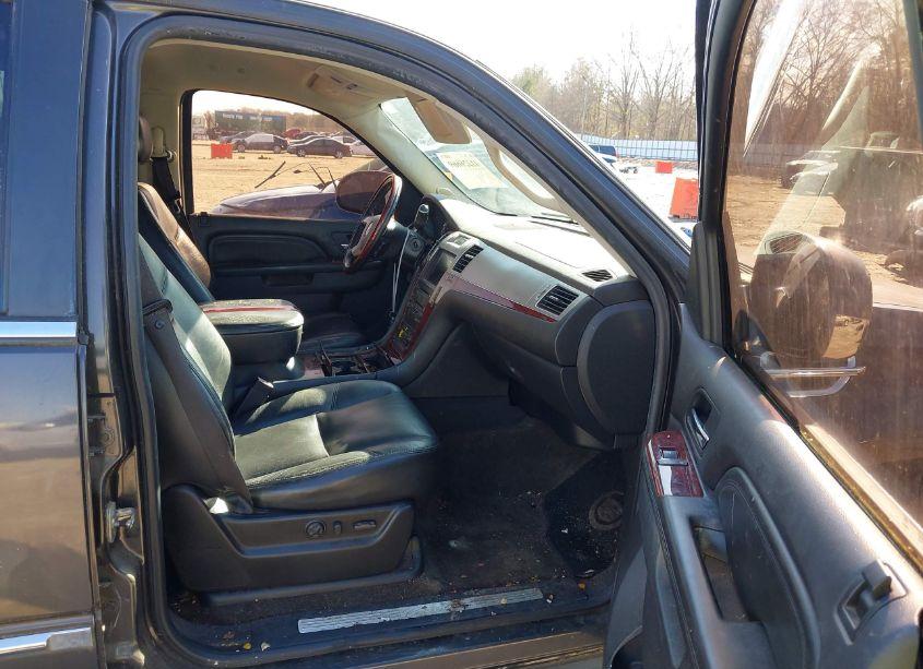 Photo 5 of 2010 Cadillac Escalade STANDARD (VIN 1GYUCAEF1AR136334)