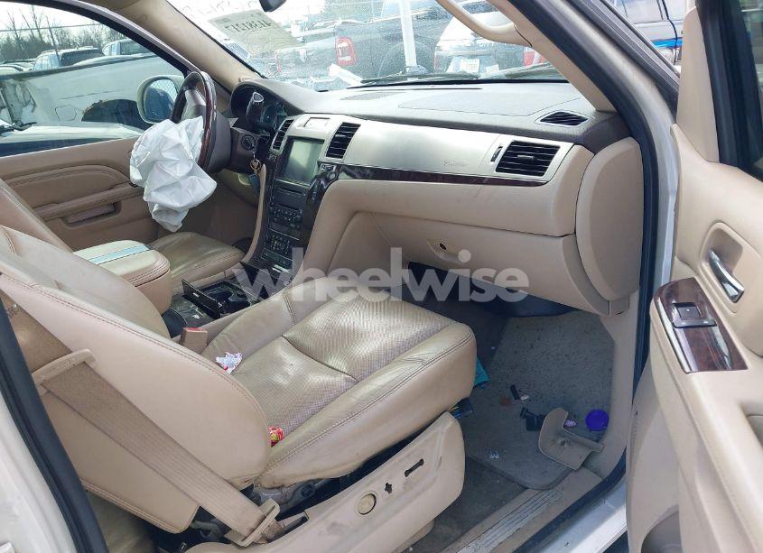 Photo 5 of 2010 Cadillac Escalade ESV PREMIUM (VIN 1GYUKJEFXAR232434)