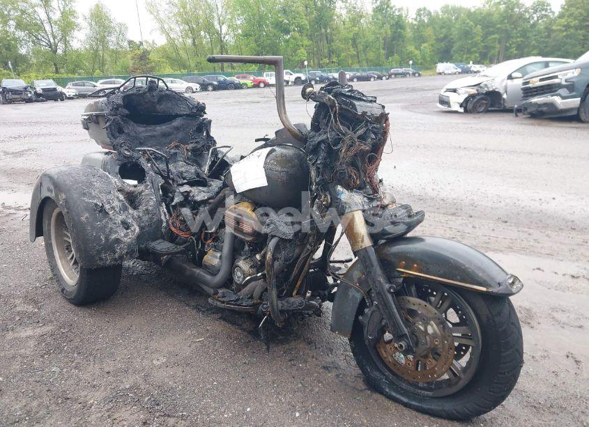 2017 Harley-davidson Flhtcutg TRI GLIDE ULTRA (VIN 1HD1MAD13HB858305) main photo