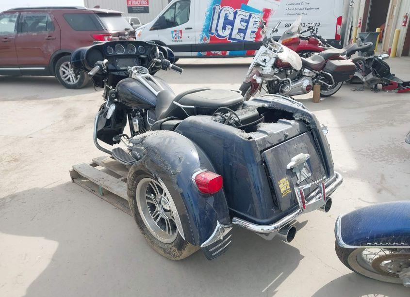 Photo 3 of 2014 Harley-davidson Flhtcutg TRI GLIDE ULTRA (VIN 1HD1MAL19EB852392)