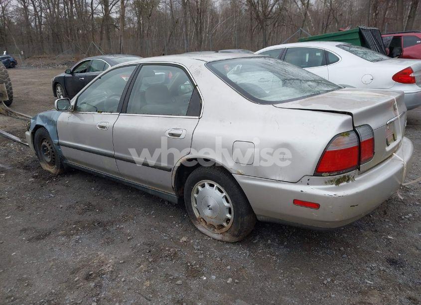 Photo 3 of 1996 Honda Accord LX/EX (VIN 1HGCD5534TA029101)