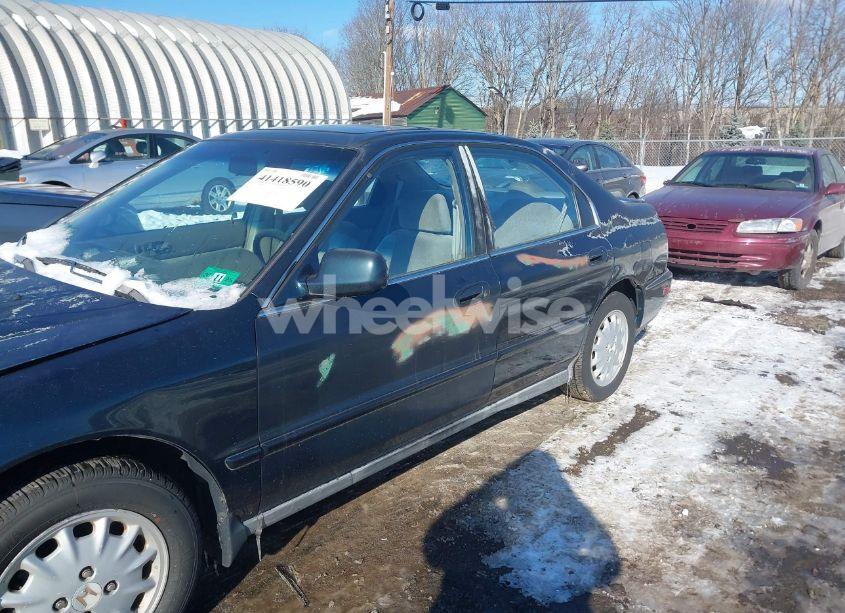 Photo 6 of 1997 Honda Accord EX (VIN 1HGCD5554VA042340)