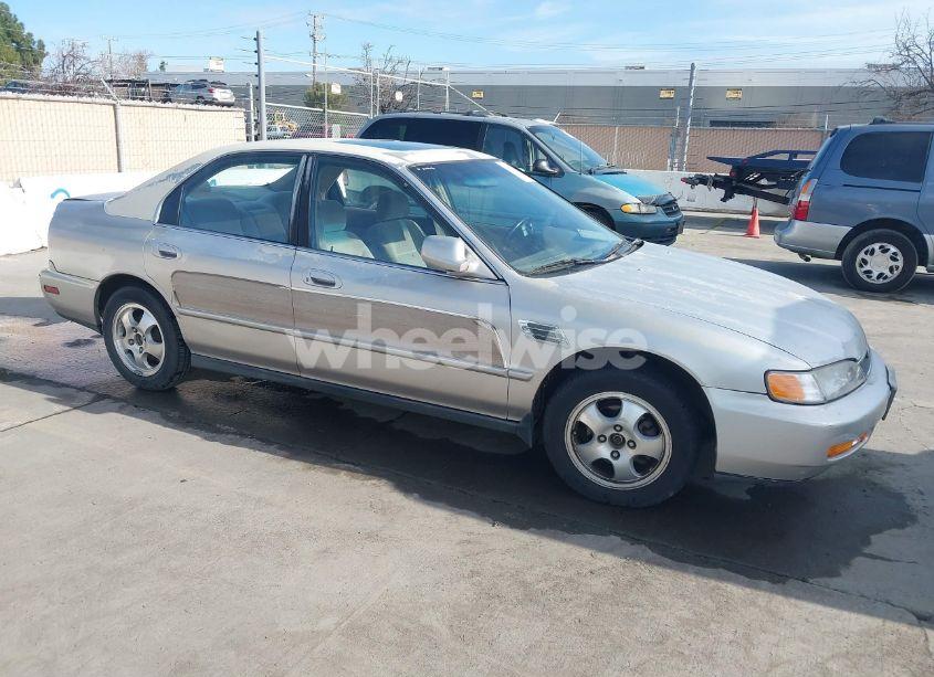 1997 Honda Accord SE (VIN 1HGCD5602VA034420) main photo