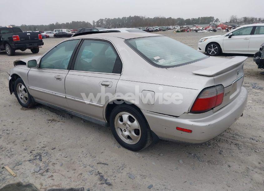 Photo 3 of 1997 Honda Accord SE (VIN 1HGCD5607VA051584)