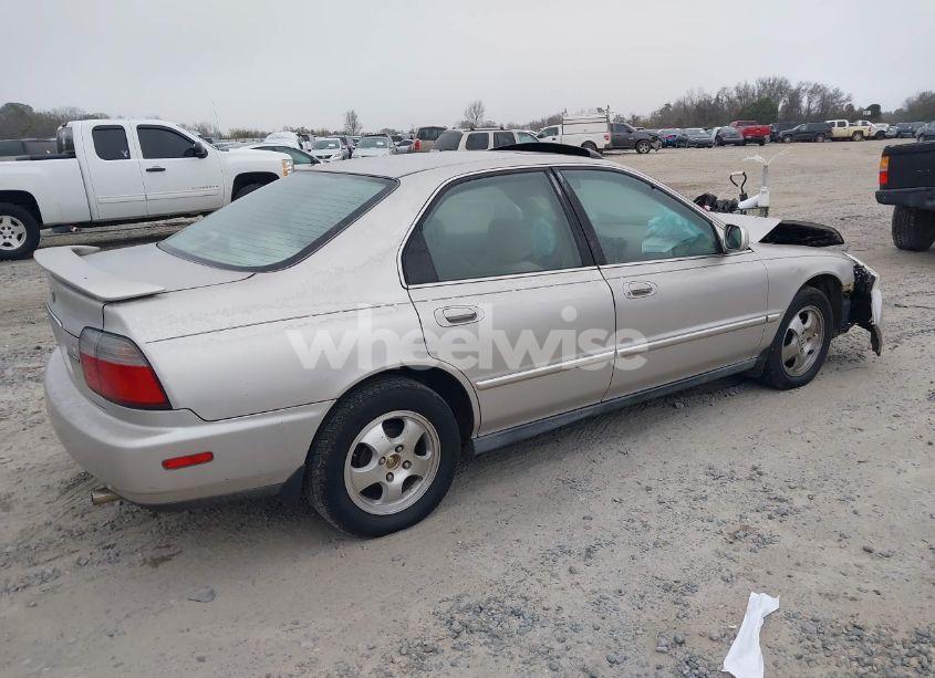 Photo 4 of 1997 Honda Accord SE (VIN 1HGCD5607VA051584)