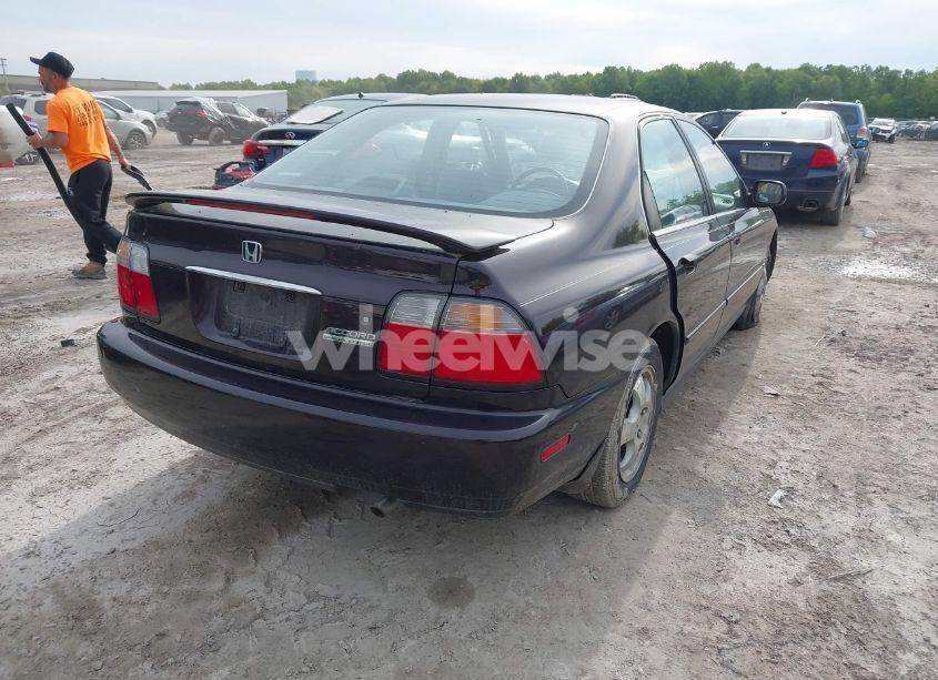 Photo 4 of 1997 Honda Accord SE (VIN 1HGCD5607VA090224)