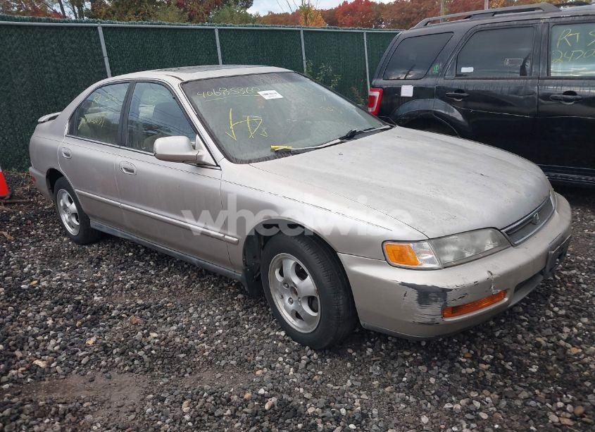 1997 Honda Accord SE (VIN 1HGCD5607VA102484) main photo