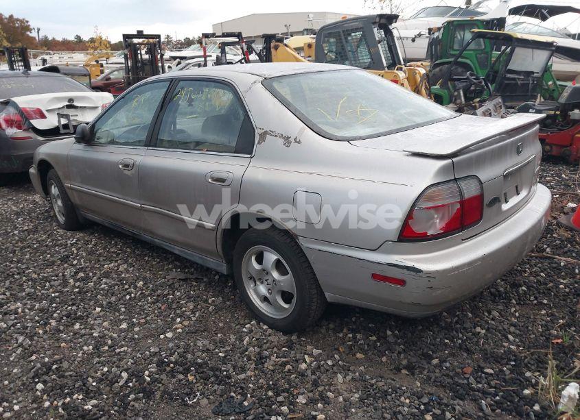 Photo 3 of 1997 Honda Accord SE (VIN 1HGCD5607VA102484)