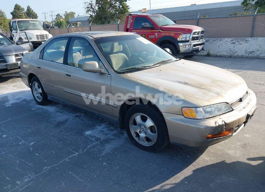 1997 Honda Accord SE (VIN 1HGCD560XVA153364) main photo
