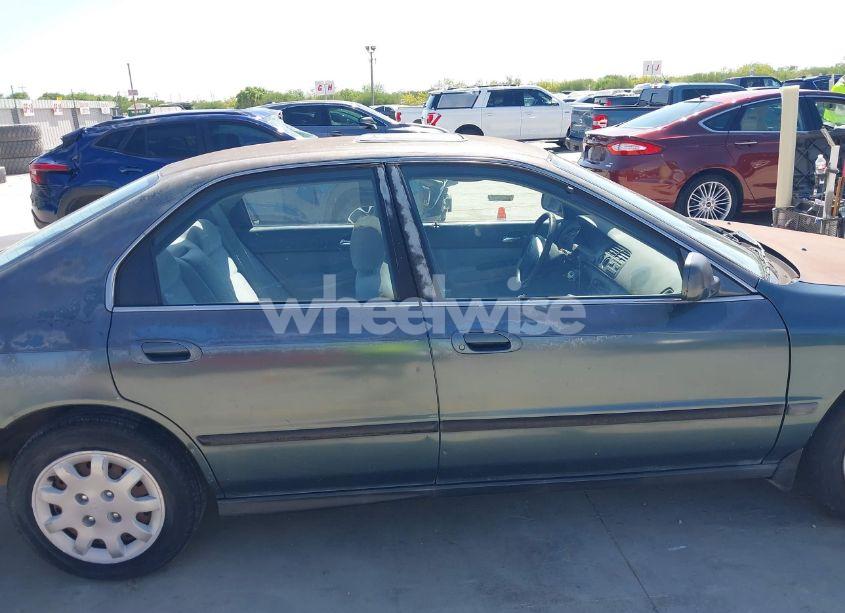 Photo 13 of 1996 Honda Accord LX/EX (VIN 1HGCD5633TA286104)