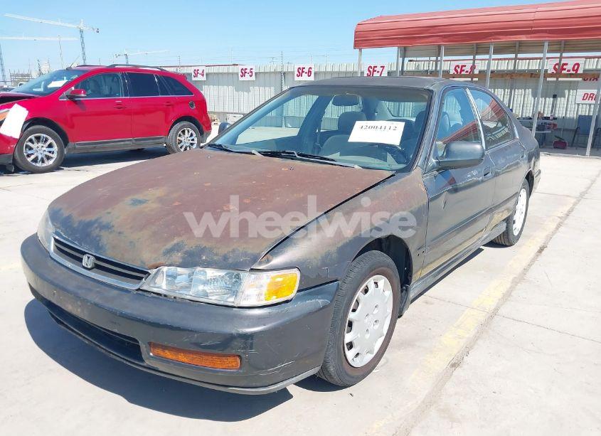 Photo 2 of 1996 Honda Accord LX/EX (VIN 1HGCD5633TA286104)