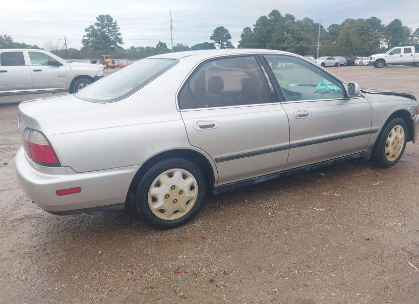 Photo 4 of 1996 Honda Accord LX/EX (VIN 1HGCD5635TA145373)