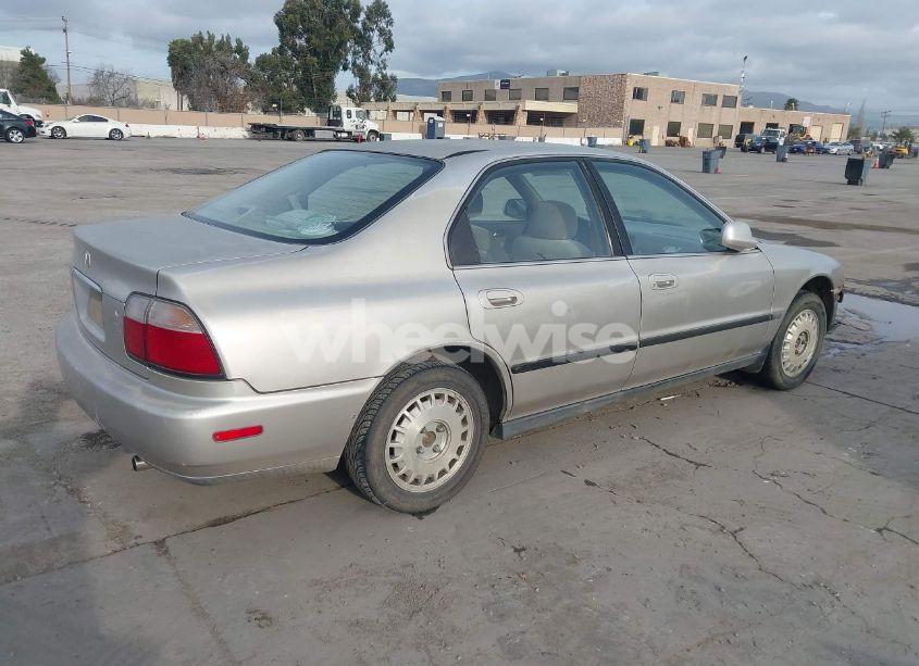 Photo 4 of 1997 Honda Accord LX (VIN 1HGCD5635VA269971)