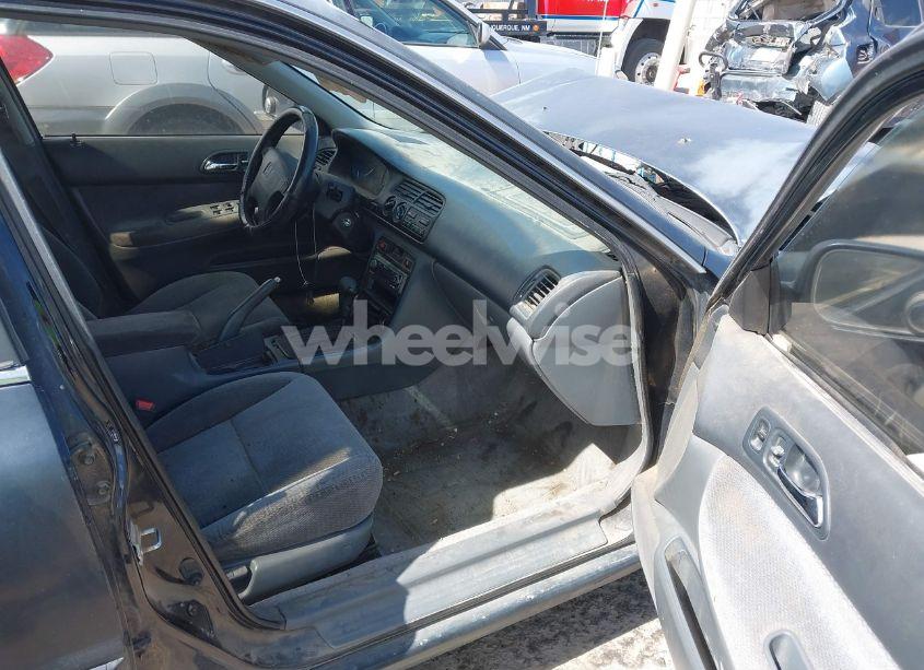 Photo 5 of 1997 Honda Accord LX (VIN 1HGCD5637VA266960)