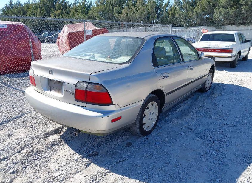 Photo 4 of 1996 Honda Accord LX/EX (VIN 1HGCD5638TA120189)