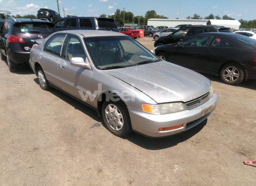 1996 Honda Accord VALUE (VIN 1HGCD5699TA268484) main photo