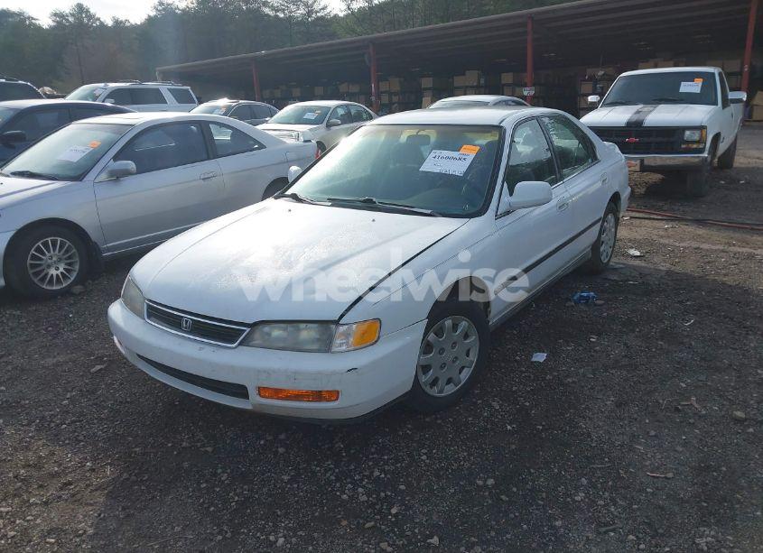 Photo 2 of 1996 Honda Accord LX/EX (VIN 1HGCE664XTA021305)