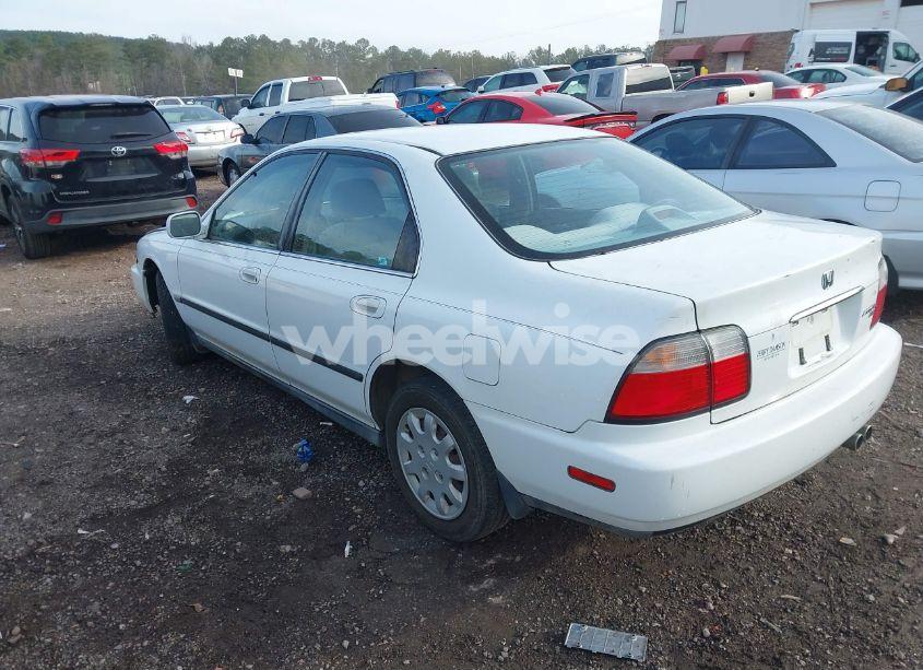 Photo 3 of 1996 Honda Accord LX/EX (VIN 1HGCE664XTA021305)