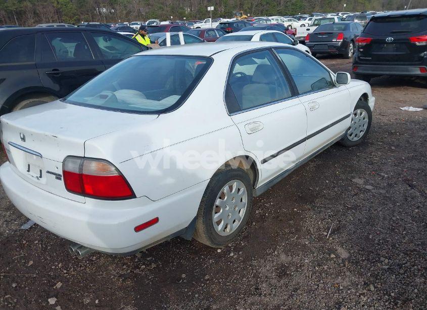 Photo 4 of 1996 Honda Accord LX/EX (VIN 1HGCE664XTA021305)