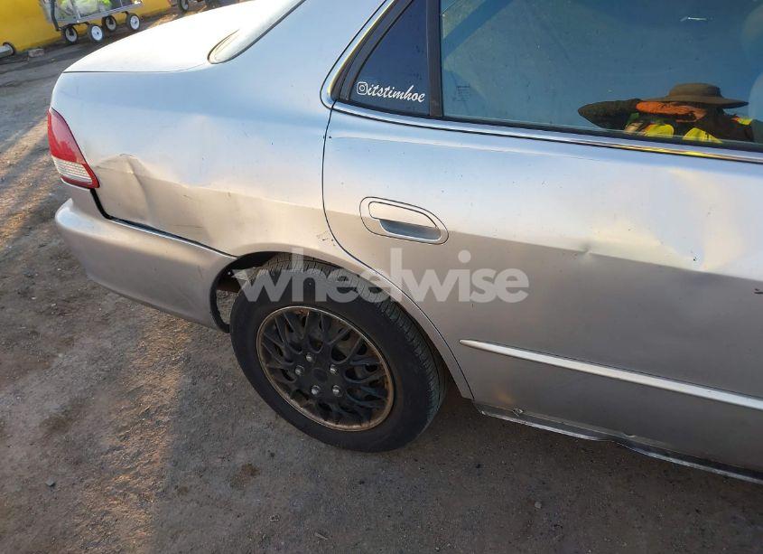 Photo 6 of 2001 Honda Accord 3.0 LX (VIN 1HGCG16491A035402)