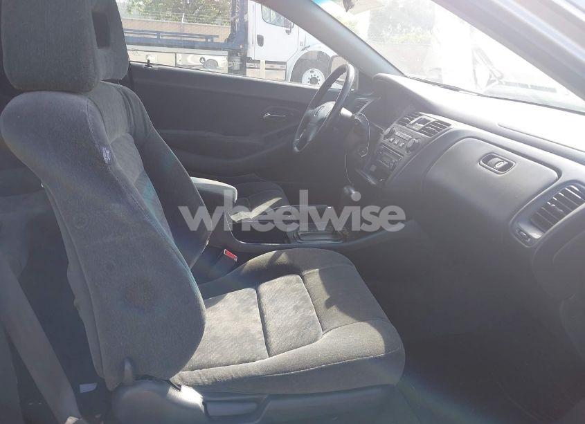 Photo 5 of 2001 Honda Accord 2.3 LX (VIN 1HGCG32911A007865)