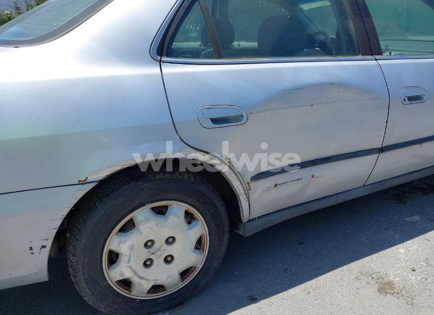 Photo 6 of 1998 Honda Accord LX (VIN 1HGCG5641WA035702)