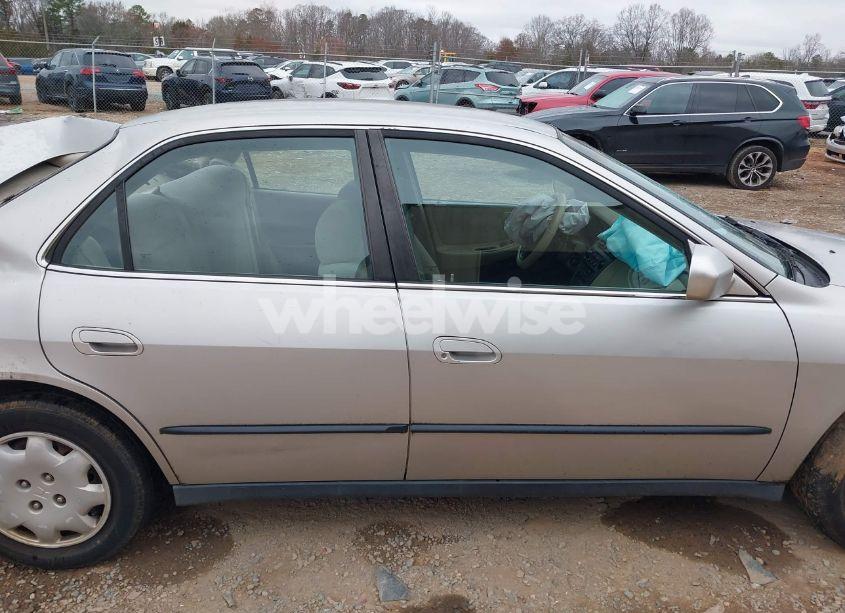 Photo 13 of 1999 Honda Accord LX (VIN 1HGCG5643XA103046)