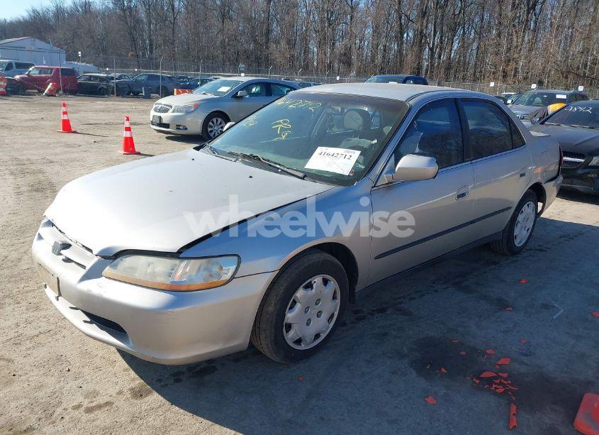 Photo 2 of 1999 Honda Accord LX (VIN 1HGCG5645XA105932)