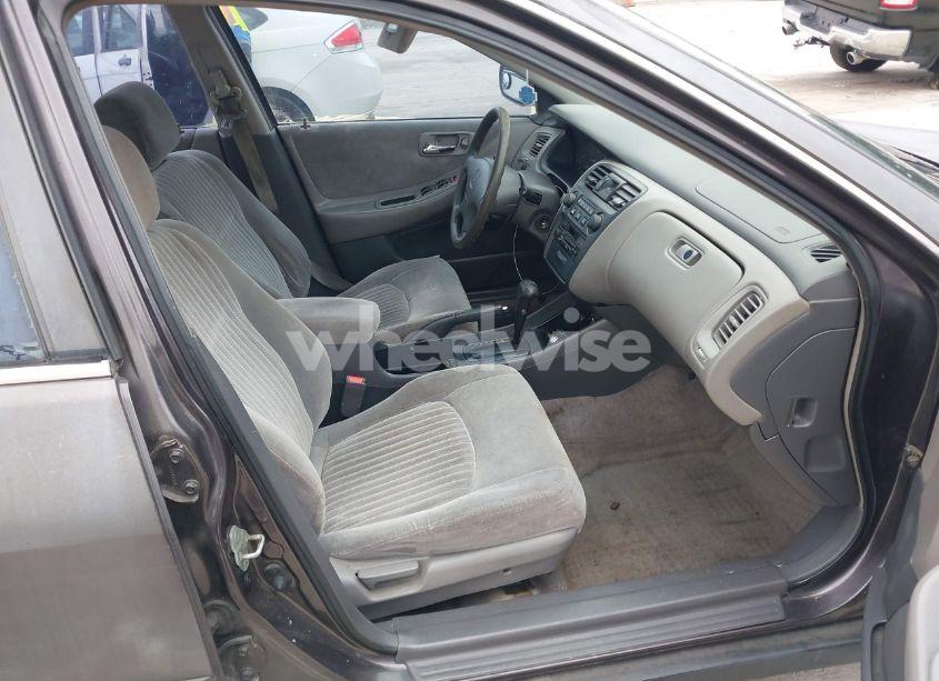 Photo 5 of 1998 Honda Accord LX (VIN 1HGCG5649WA270381)