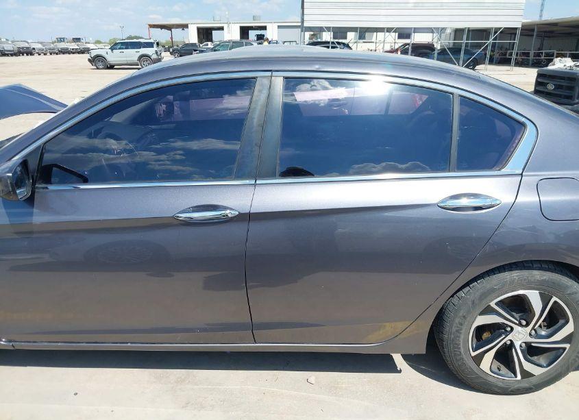 Photo 14 of 2017 Honda Accord LX (VIN 1HGCR2F38HA235432)