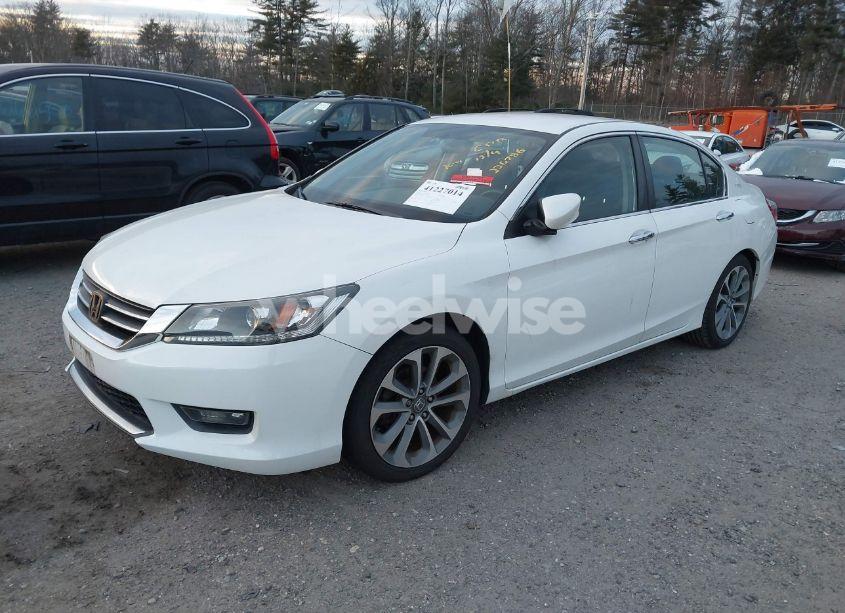 Photo 2 of 2015 Honda Accord SPORT (VIN 1HGCR2F52FA088488)