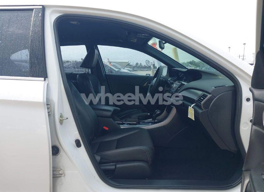 Photo 5 of 2016 Honda Accord SPORT (VIN 1HGCR2F5XGA113915)