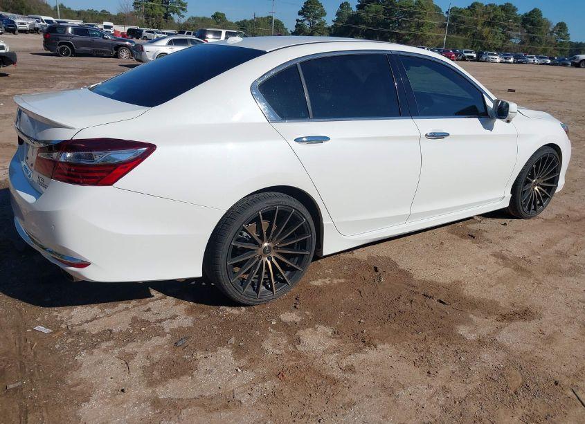 Photo 4 of 2017 Honda Accord TOURING V6 (VIN 1HGCR3F9XHA042418)