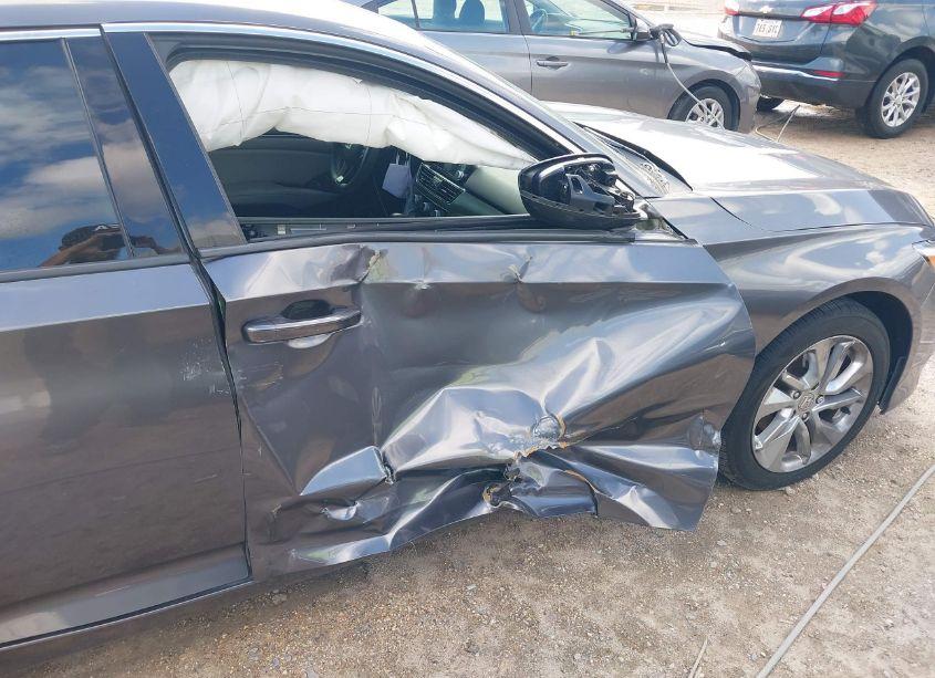 Photo 6 of 2018 Honda Accord LX (VIN 1HGCV1F13JA100692)